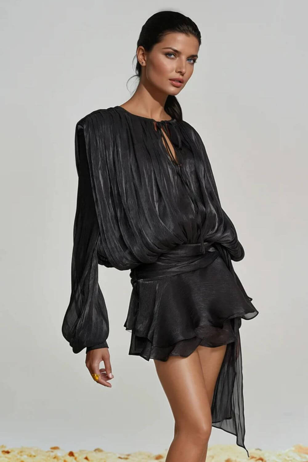 Vestido Giulieta Curto Acetinado Texturizado com Manga Longa