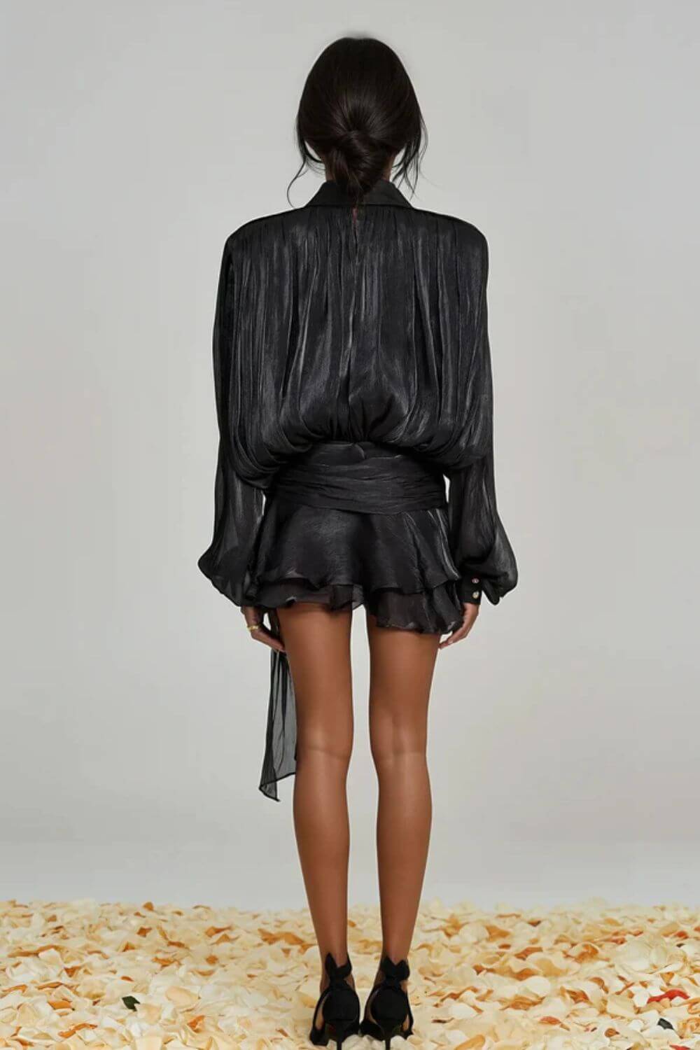 Vestido Giulieta Curto Acetinado Texturizado com Manga Longa