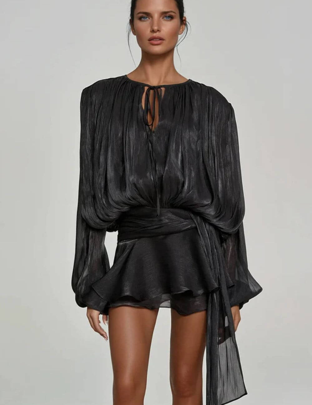 Vestido Giulieta Curto Acetinado Texturizado com Manga Longa