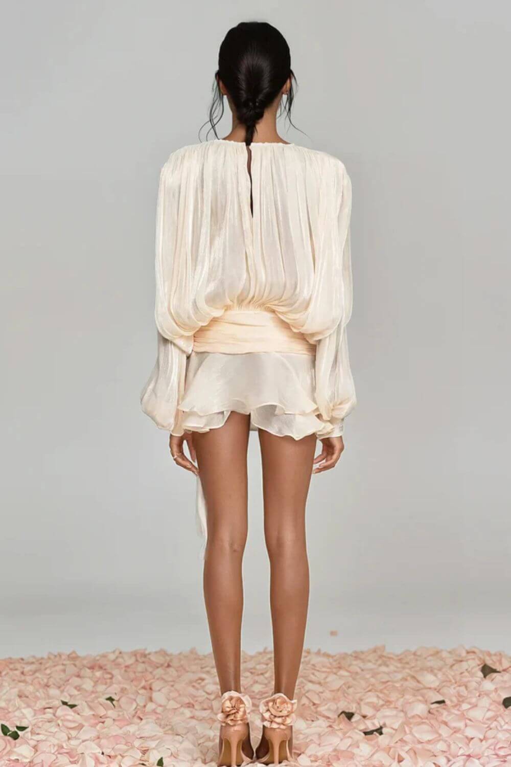 Vestido Giulieta Curto Acetinado Texturizado com Manga Longa