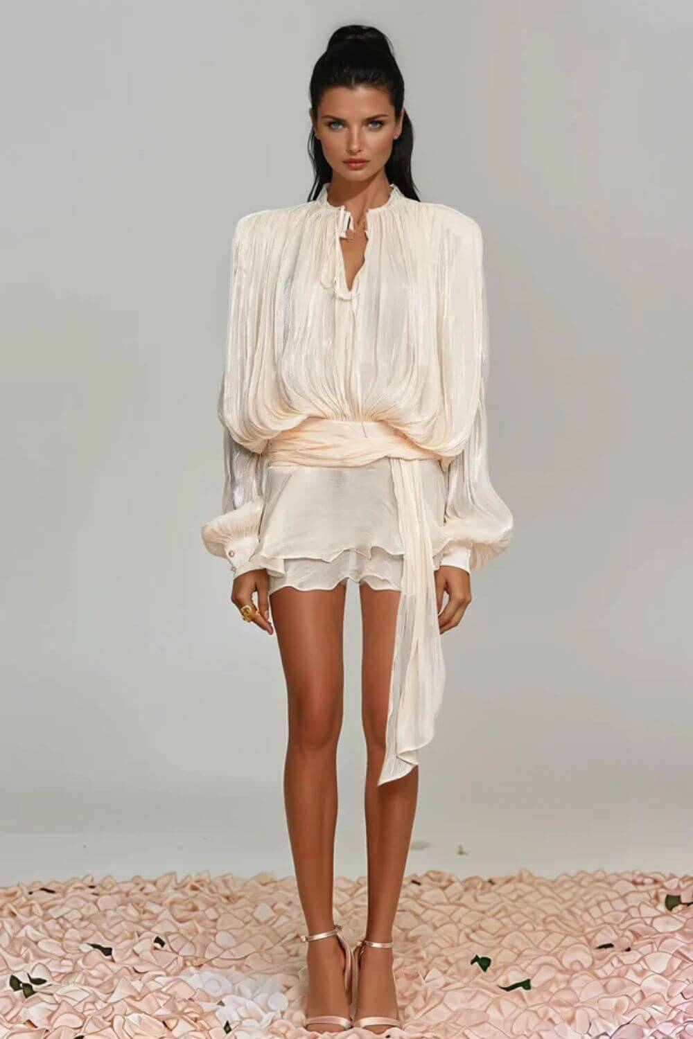 Vestido Giulieta Curto Acetinado Texturizado com Manga Longa