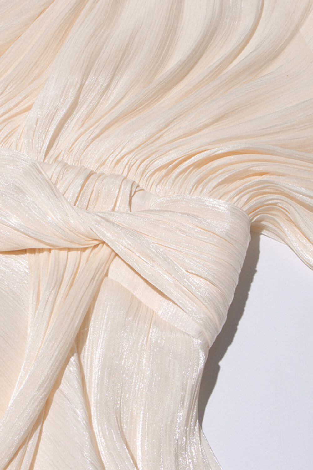 Vestido Giulieta Curto Acetinado Texturizado com Manga Longa