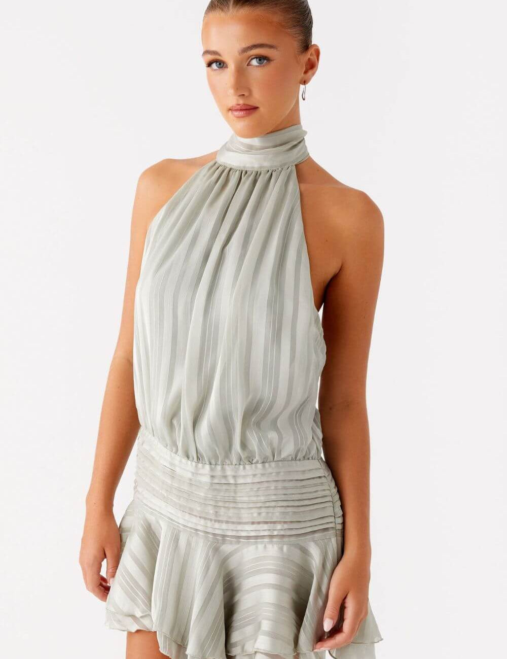 Vestido Amalfi Curto Acetinado com Gola Alta Drapeada