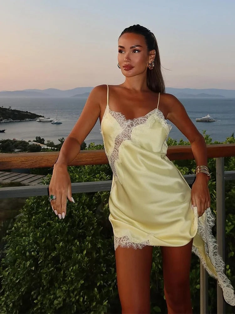 Vestido curto de cetim com acabamento em renda e alças finas Pamella