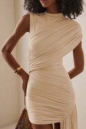 Vestido Yasmin Curto Assimétrico Drapeado com Cauda