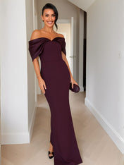 Vestido longo Nyla vinho com decote ombro a ombro e torção em cetim, silhueta reta e fenda discreta para eventos noturnos