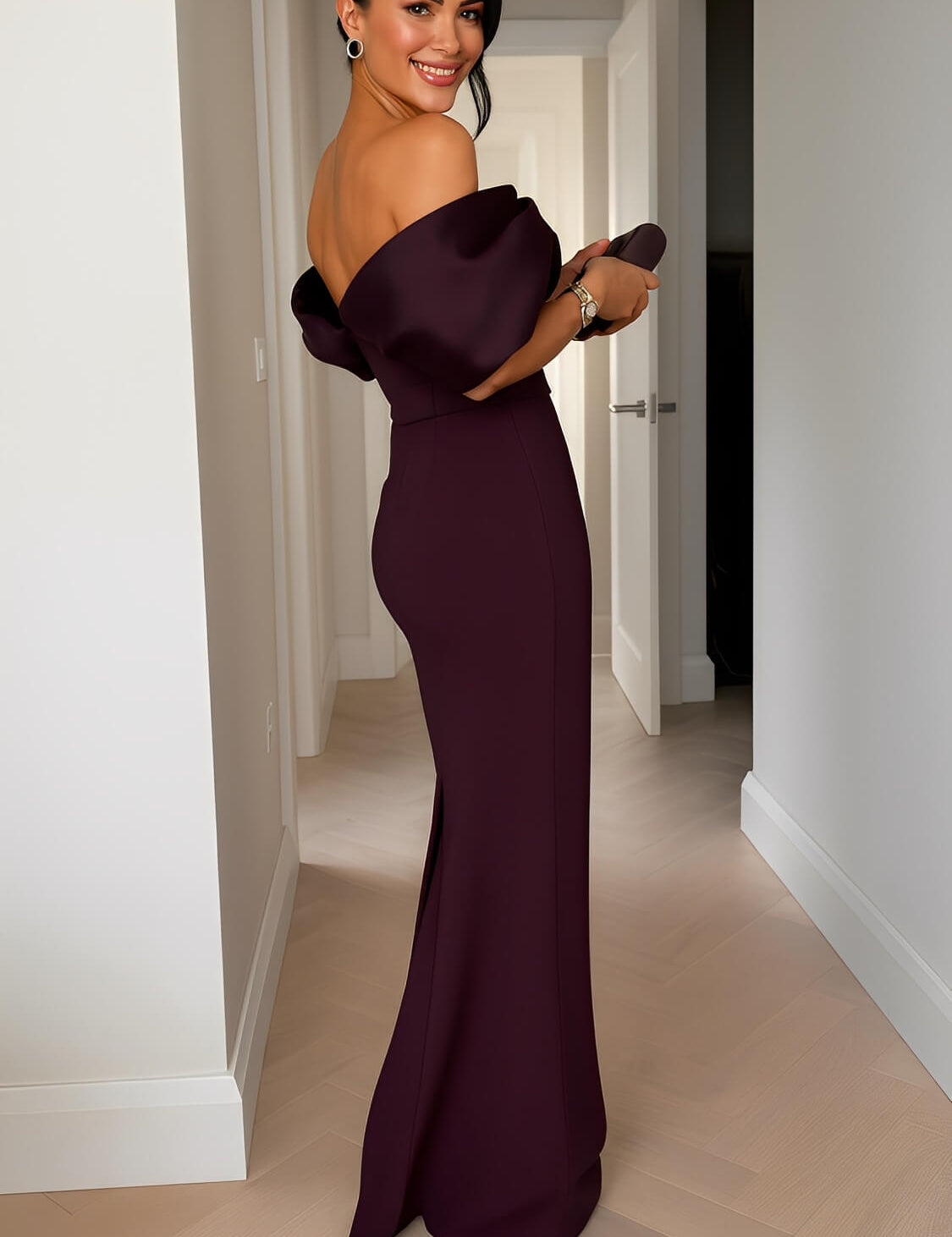 Vestido longo Nyla vinho com decote ombro a ombro e torção em cetim, silhueta reta e fenda discreta para eventos noturnos