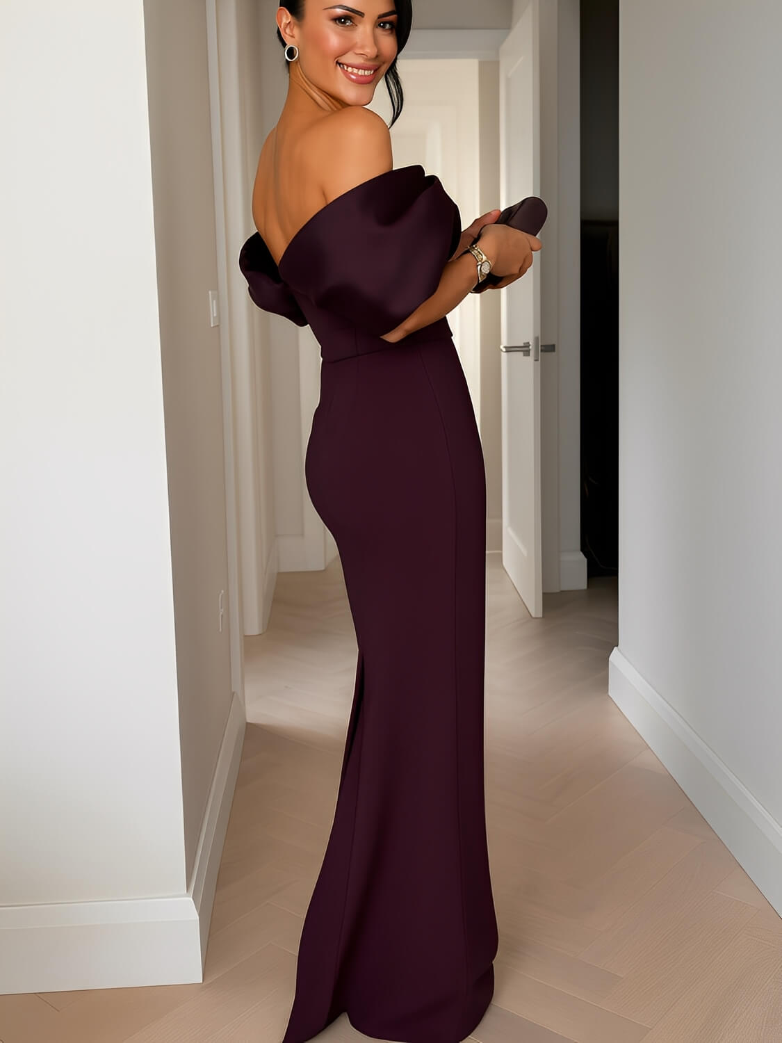 Vestido longo Nyla vinho com decote ombro a ombro e torção em cetim, silhueta reta e fenda discreta para eventos noturnos