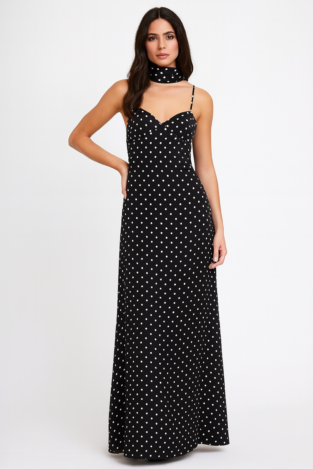 Modelo usando Vestido Brisa longo preto com estampa de bolinhas brancas (poá), alças finas delicadas e lenço combinando amarrado no pescoço.