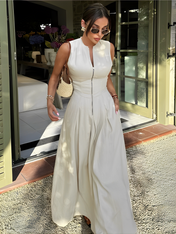 Vestido longo feminino com zíper frontal no busto, cintura império e bolsos laterais, caimento fluido e elegante