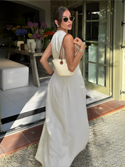 Vestido longo feminino com zíper frontal no busto, cintura império e bolsos laterais, caimento fluido e elegante