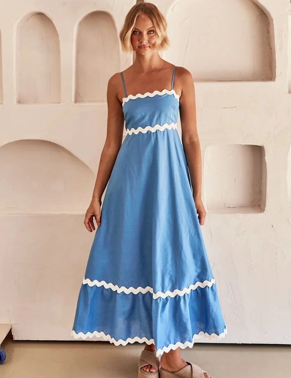 Vestido Midi Lila com alça espaguete ajustável em poliéster e algodão, caimento leve e elegante