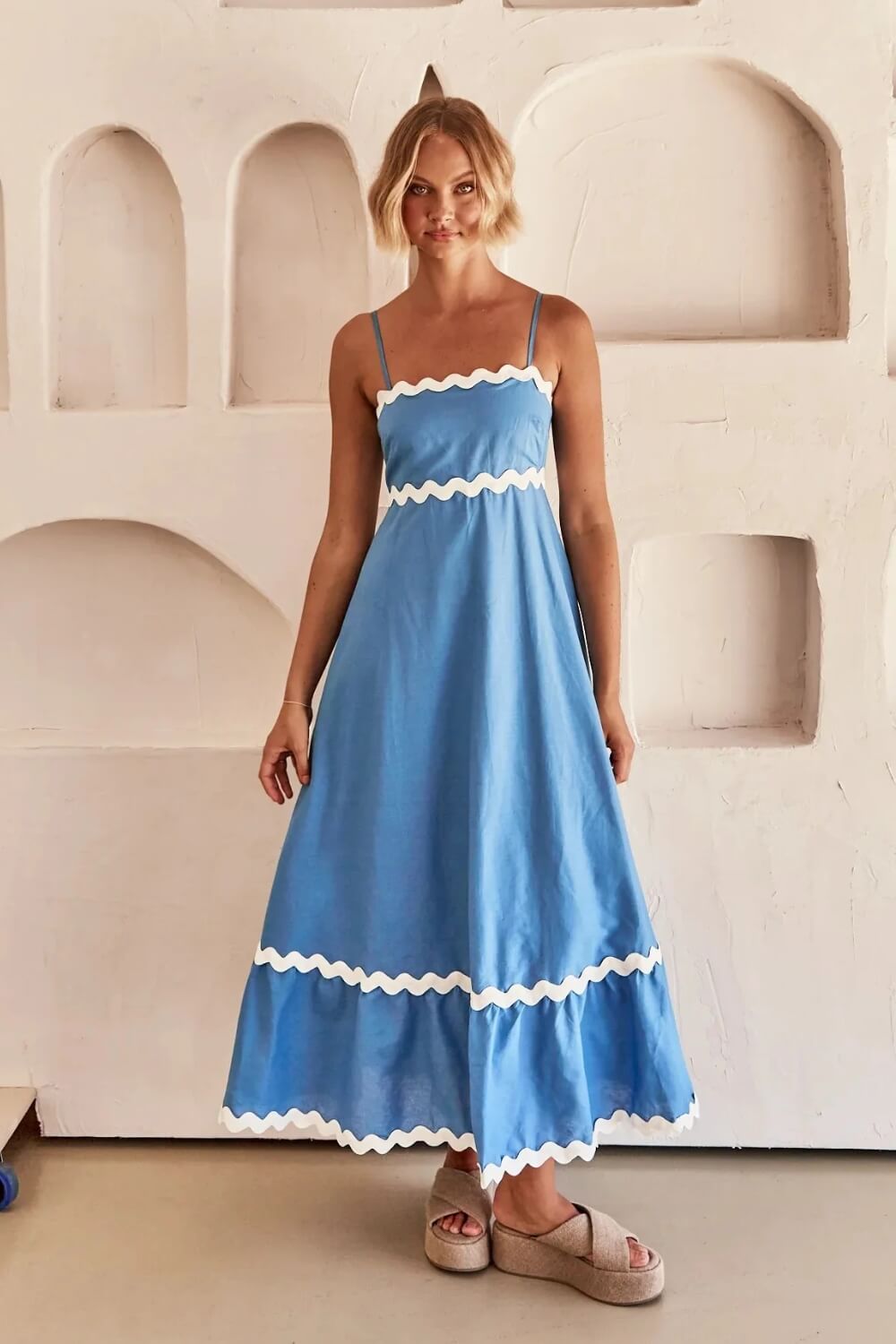 Vestido Midi Lila com alça espaguete ajustável em poliéster e algodão, caimento leve e elegante