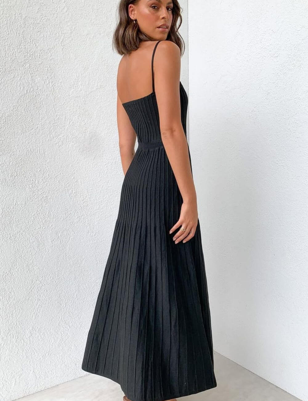Vestido Midi Plissado Ivy, alças espaguete e caimento fluido, elegante e sofisticado