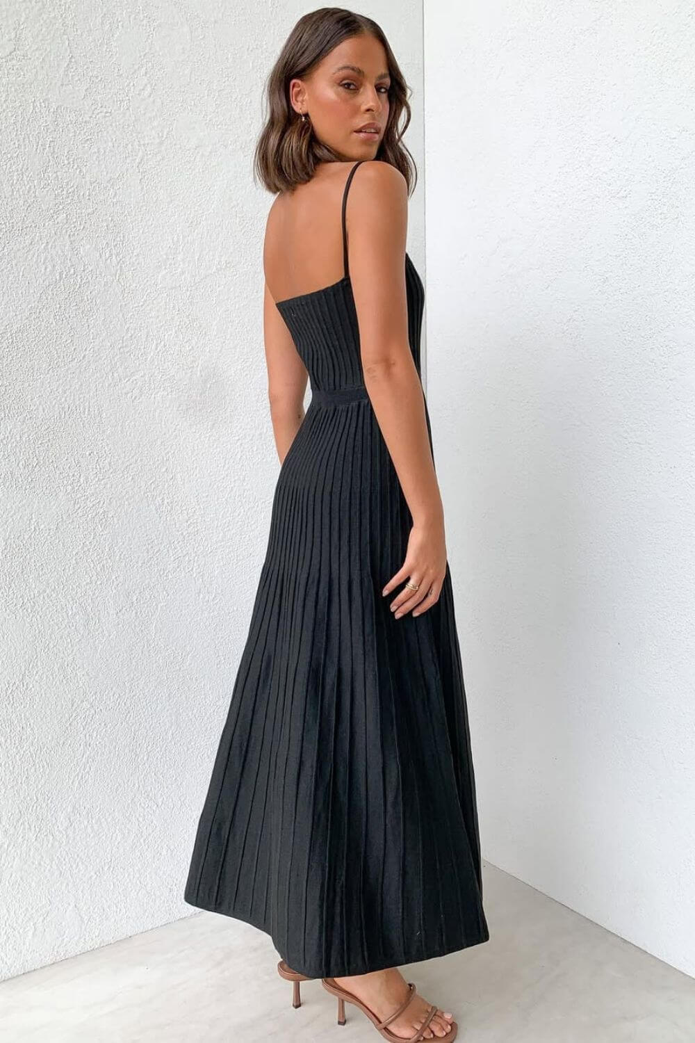 Vestido Midi Plissado Ivy, alças espaguete e caimento fluido, elegante e sofisticado